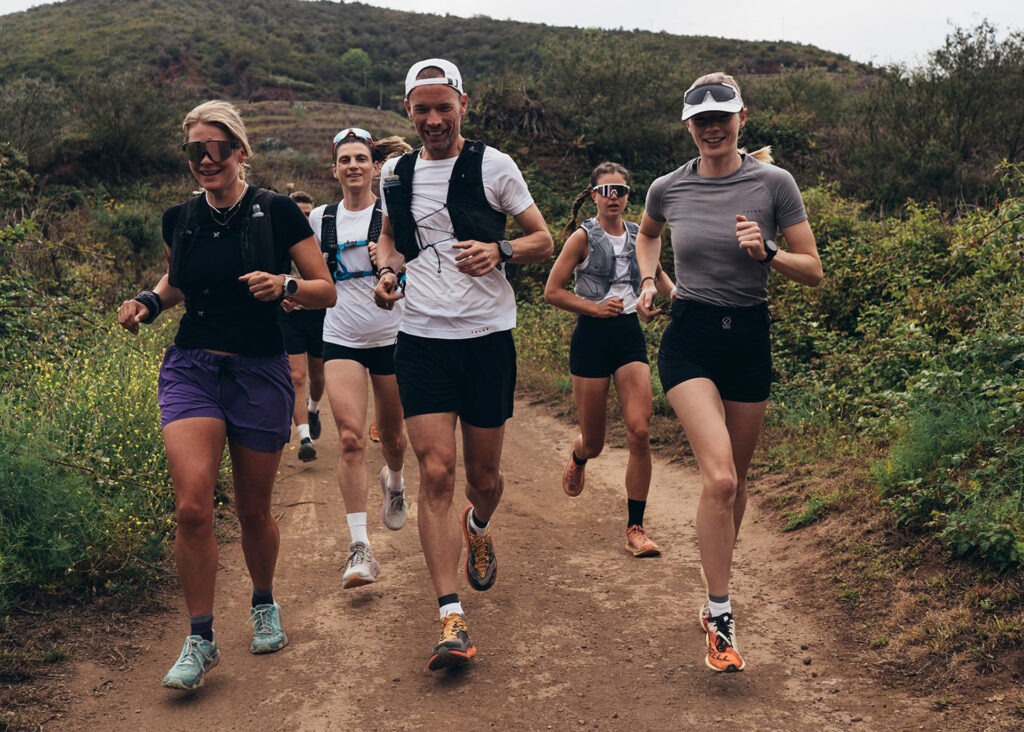 Eine Gruppe in Sportkleidung läuft auf einem Bergpfad in Teneriffa.