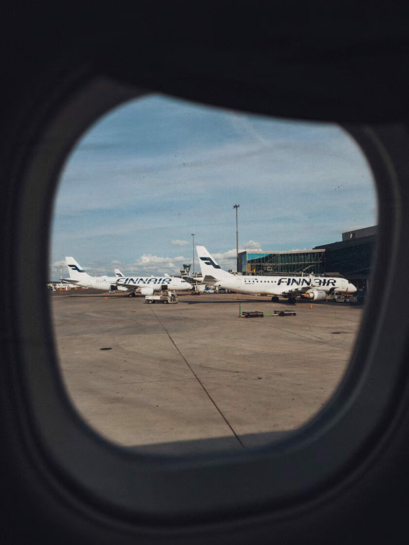 Blick aus dem Flugzeugfenster auf Finnair-Flugzeuge am Flughafen.