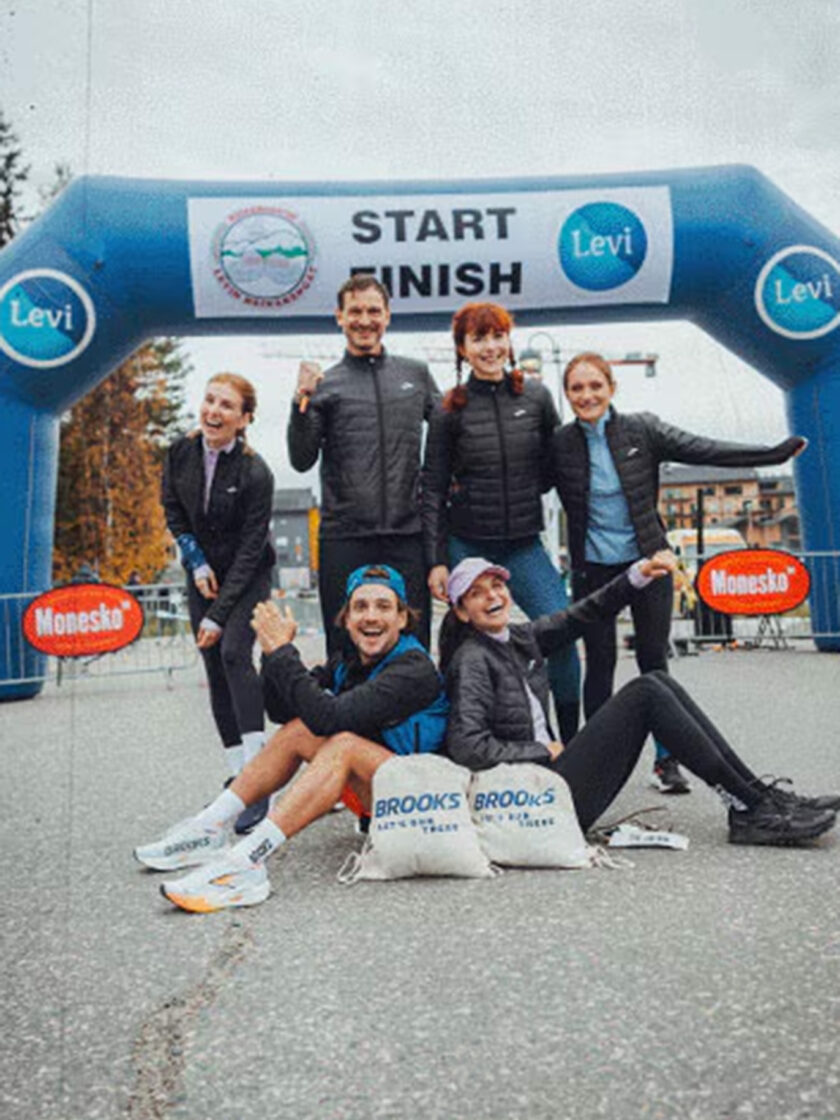 Gruppe von Läufern vor einem Startbogen bei einem Sportevent in Levi.