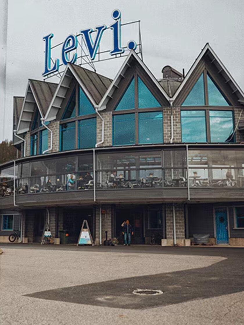 Moderne Architektur des Levi-Gebäudes mit blauen Fenstern und markantem Schriftzug.