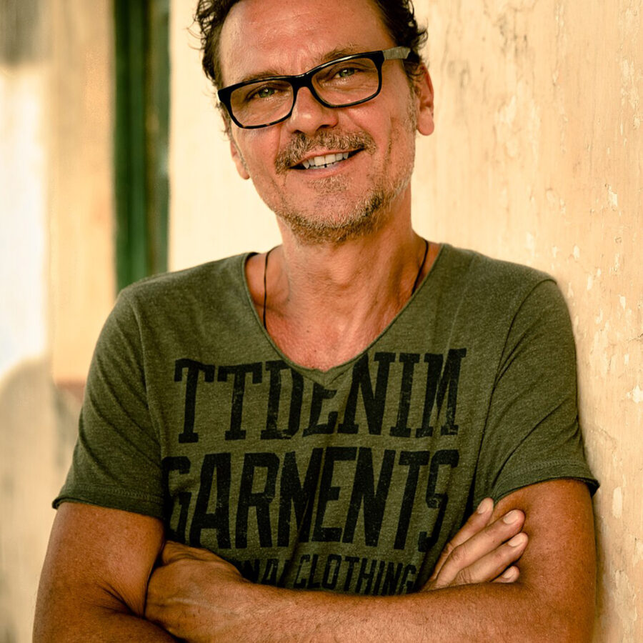 Eckes Malz, Komponist & Musiker, grünes T-Shirt, Wandhintergrund