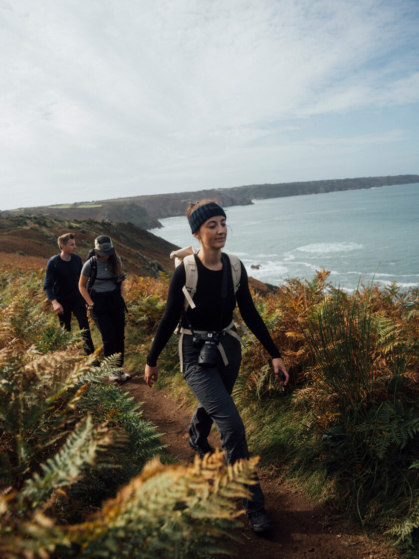 Wanderer genießen die Küstenlandschaft auf einem malerischen Wanderweg.