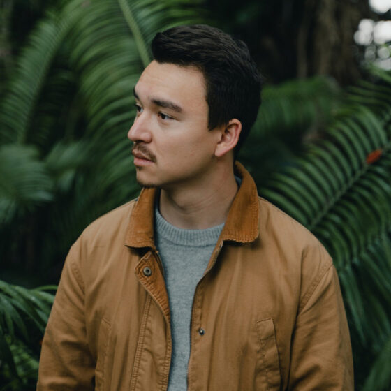Long-Nong Huang, Foto & Video, braune Jacke, Naturkulisse, Portraitaufnahme