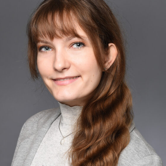 Mariella David, Junior Brand Manager, braune Haare, Business-Look, Portraitaufnahme