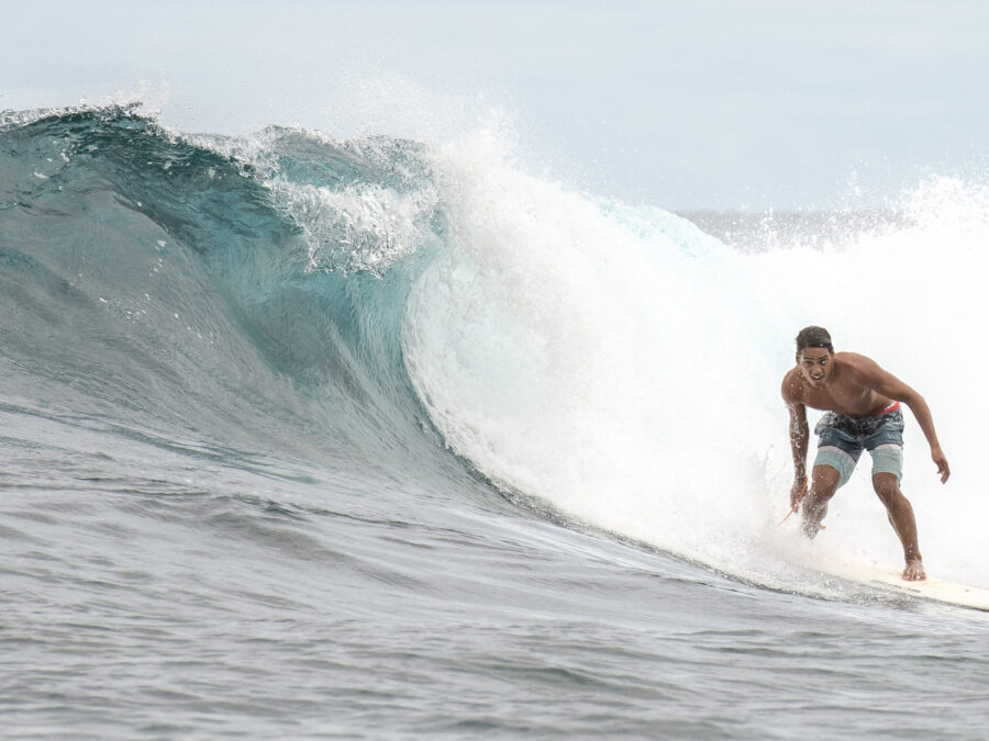 Surfer reitet eine Welle im Ozean, sportliche Aktivität und Wassersport.