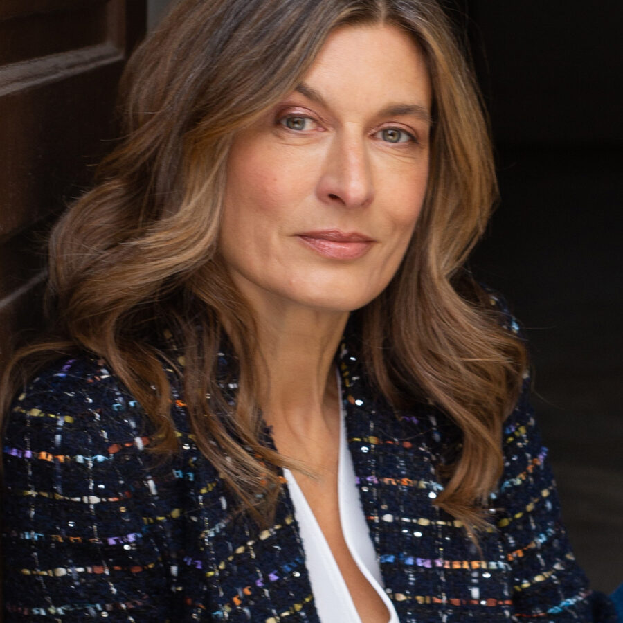 Constanze Buss, Redaktion & Konzeption, braune Haare, Blazer, Portraitaufnahme