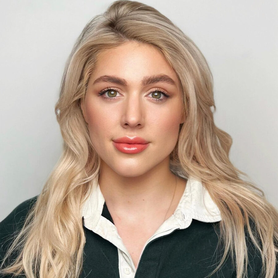 Kayla Kauffman, Foto & Video, Influencer, blonde Haare, Portraitaufnahme