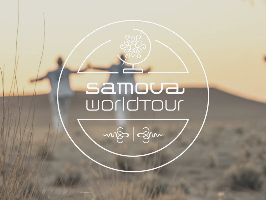 Logo der Samova Worldtour vor einer Wüstenlandschaft bei Sonnenuntergang.